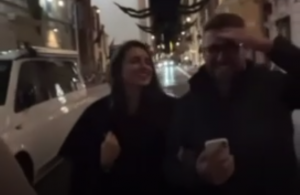 PRIREDILA IM JE PRAVI ŠOU: Dok su šetali ulicama Rima, supruga Edina Džeka pustila glas, pa zapevala pesmu koju svaki Srbin zna! (VIDEO)