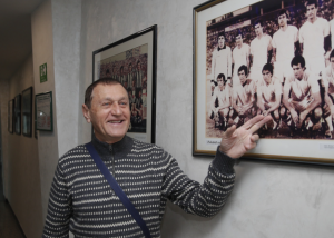 NEOČEKIVANA POSETA: Proslavljeni fudbaler stigao u Humsku, evocirao uspomene u trofejnoj sali kluba! (VIDEO)