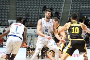 BRUTALNOM BLOKADOM ‘REŠIO’ UTAKMICU: Zadar slavi Bursaća, ovim potezom je ‘raspalio’ atmosferu na tribinama! (VIDEO)