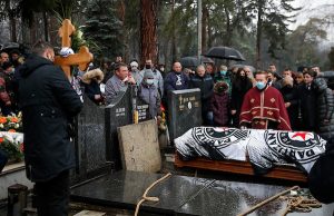 ISPRAĆAJ DOSLEDAN VELIKANU: Crno-bela ‘desetka’ je ispraćena u večnost – Moca Vukotić sahranjen na Topčiderskom groblju! (FOTO)