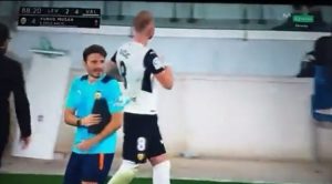 SRBIN UMALO IZAZVAO HAOS: Provocirao navijače, pa naljutio i svog trenera – na kraju morao da se izvinjava! (VIDEO)