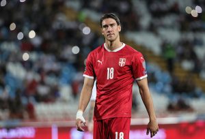 ITALIJU TRESE SKANDAL: Vlahović ugrožen, čuva ga policija, navijači konstantno vređaju! (FOTO)