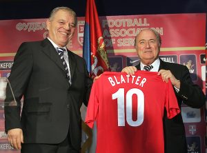 ‘SAMO TREBA STAVITI KUGLICE U FRIŽIDER’: Njegove reči odjekuju nakon skandala koji je uzdrmao svet – Blater otkrio kako se namešta žreb!