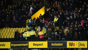 NAVIJAČ DOŽIVEO SRČANI UDAR, UTAKMICA PREKINUTA: Igrači povučeni sa terena, haos na utamici Premijer lige!