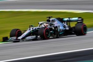 NESVAKIDAŠNJI STAJLING HAMILTONA: Tri sata, četiri ogrlice i devet prstenova u znak protesta! (VIDEO)