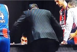 ‘AJDE JOŠ PRIČAJTE, J**O VAM PAS MATER’: Ovaj je ‘luđi’ i od Žoca – srpski trener urlao na igrače, oni nisu znali šta ih je snašlo! (VIDEO)