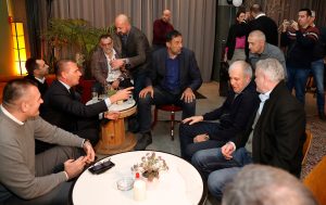 ČIJA JE ONO ZVEZDA: U restoranu puštena čuvena pesma Zdravka Čolića, a o urnebesnoj reakciji Žoca i Danilovića bruje svi! (VIDEO)