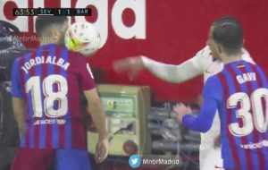 ‘KOLIKO MORAŠ DA BUDEŠ GLUP DA OVO URADIŠ’: Igrač Sevilje udario loptom Albu u glavu pa dobio crveni, navijači besne na njega!