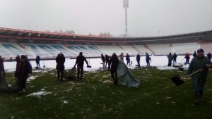 UŽIVO SA MARAKANE, TEREN ĆE BITI SPREMAN ZA SUSRET ZVEZDA – RADNIK: Upaljeni grejači – crveno-beli jedini nisu odložili meč! (FOTO)