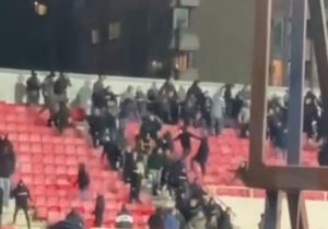 PONOVO SE POTUKLI NAVIJAČI PARTIZANA: Jedna grupa oterana sa tribine zbog zastave! (VIDEO)