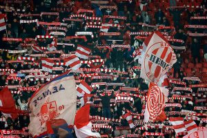 ZA SVE ONE KOJI SU OSTALI KOD KUĆE: Umesto da bude ‘krcato’, na Marakanu došlo samo 4.000 ljudi – pogledajte brutalnu poruku sa severne tribine! (FOTO)