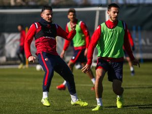 CRVENO-BELA EKSPEDICIJA VREDNO RADI: Zvezdin šesti trening u Antaliji – raspoloženje na nivou, pobedu odnela ekipa sa zelenim ‘markerima’! (FOTO)