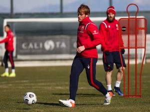 CRVENO-BELI U EPIZODI ‘PASOM DO GOLA’: Zvezda odradila još jedan trening, danas je fokus bio na taktici! (FOTO)