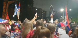 LUDNICA U MELBURNU: Srbi napravili feštu ispred migrantskog hotela, Novak izašao da ih pozdravi! (VIDEO)