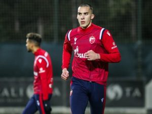 ‘ZBOG TOGA SAM ZASLUŽIO POZIV U PRVI TIM’: Mladi štoper Crvene zvezde blista od sreće, otkrio kako se stariji fudbaleri ponašaju prema ‘klincima’!