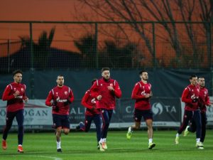 RADNO U ANTALIJI: Zvezdini fudbaleri rade ‘puno parom’! (VIDEO)