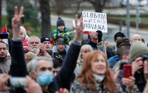 ISPRED SKUPŠTINE SE ORILO ‘NE DAMO NOVAKA’: Održan skup podrške našem šampionu, Srđan Đoković se popeo na stepenice pa uputio jaku poruku svom sinu! (FOTO)