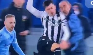 TEŽAK NOKAUT KRAJ AUT LINIJE: Napadač Udinezea žestoko udario Sarija, iskusni trener završio na travi bez naočara! (VIDEO)