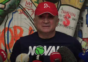 ‘ON JE SVETLO NA KRAJU TUNELA’: Nikad emotivniji Srđan Đoković na konferenciji, Đorđe pročitao poruku koju mu je Novak poslao! (VIDEO)