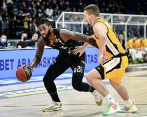 PARTIZAN POLUVREME: ‘Crno beli’ u dvocifrenom zaostatku, Kazahstanac briljira!