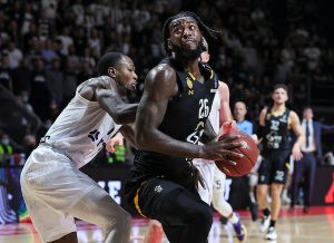 SJAJNA AKCIJA: Panterova asistencija iza leđa i Lesorovo zakucavanje podigli ‘Pionir’ na noge! (VIDEO)