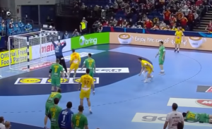 GROZNE SCENE SA EVROPSKOG PRVENSTVA: Rukometaš Crne Gore pljunuo navijača Severne Makedonije! (VIDEO)