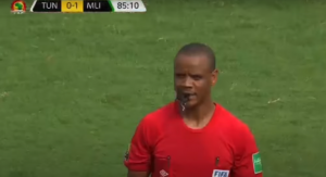 NEZAPAMĆENE SCENE NA AFRIČKOM KUPU NACIJA: Sudija dva puta svirao kraj, jednom u 85. minutu! (VIDEO)