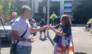 POGLEDAJTE KAKO SU NAVIJAČI ČEKALI ODLUKU SUDA: Okupio se ogroman broj ljudi, pila se naravno – rakija! (VIDEO)