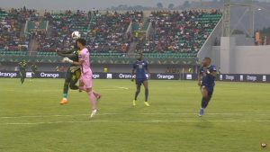 PONOVO GRUBO U AFRICI: Dva crvena kartona, potres mozga zvede Premijerligaša! (VIDEO)