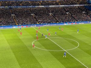 HOTSPORT UŽIVO POSMATRAO ‘FUDBALSKU PREDSTAVU’ NA STAMFORD BRIDŽU: Čelsi i Liverpul podelili bodove, iako nije bilo pobednika navijači su zaista uživali! (VIDEO)