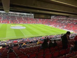 HOTSPORT U VIP LOŽI NEMANJE MATIĆA: Pogledajte na koji način smo doživeli ovaj čarobni grad – u pabu je ludnica, a čuveni hot dog je ispunio očekivanja! (VIDEO)