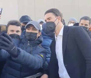 TORINO SE ‘ZAPALIO’: Navijači u transu, Dušan Vlahović je konačno stigao i to samo zbog dobro poznatog razloga! (VIDEO)