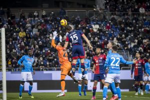 TITULA U ITALIJI JE IZGLEDA UKLETA: Napoli kiksnuo na Sardiniji, od prvih deset timova u ovom kolu samo Fiorentina slavila! (VIDEO)