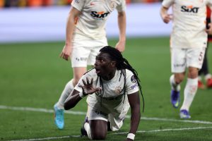 KAKVA LUDNICA U IZMIRU: Galatasaraj do tri boda golom u stotom minutu, četiri penala na utakmici, legendarni napadač nepogrešiv!