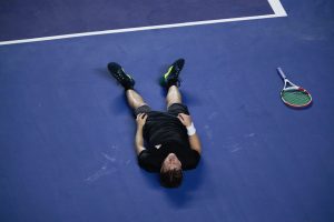 NEVIĐENA DRAMA U AKAPULKU: Teniser izgubio poen, pa se srušio na zemlju od bolova, potom napravio senzaciju, „Rafa izvini“! (VIDEO)