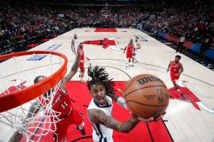 SPEKTAKL U VETROVITOM GRADU: Demar je kandidat za najboljeg igrača, ali sinoć se poklonio Morentu! (VIDEO)