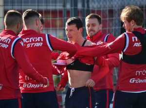 PREKINUT TRENING CRVENE ZVEZDE: Igrači opkolili pa ‘pocepali’ Srnića, povod je sjajan! (FOTO)