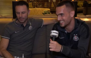 PA OVO JE HIT: Holender u ulozi profesora, uči svoje saigrače da govore mađarski – evo sa kim mu je bilo najzeže! (VIDEO)