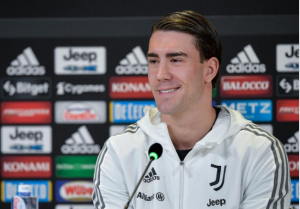 VLAHOVIĆ KONAČNO PREDSTAVLJEN U JUVENTUSU: Srpski as blistao na promociji – otkrio šta misli o Dibali i čuvenoj ‘sedmici’ na dresu! (VIDEO)