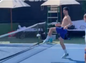 NOVI ŠOU U REŽIJI NOVAKA ĐOKOVIĆA: Srbin napravio ‘haos’ u Dubaiju, na treningu igra popularne ‘kockice’ a navijači ga ‘saleću’ na svakom ćošku!