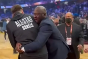 ONAJ OSEĆAJ KADA TI PRIĐE LEGENDA: Džordan je od svih asova prišao samo njemu – prišunjao se Dončiću pa ga zagrlio, on ostao bez teksta! (VIDEO)
