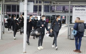 CRNO-BELA EKSPEDICIJA DOPUTOVALA U PRAG: Sjajno raspoloženje vlada među fudbalerima Partizana, Natha sačekalo prijatno iznenađenje na aeredromu! (FOTO)