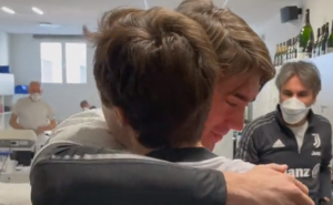 EMOTIVAN SUSRET: Kjeza na štakama ušao u svlačionicu i ugledao Vlahovića – potez Srbina oduševio navijače (VIDEO)