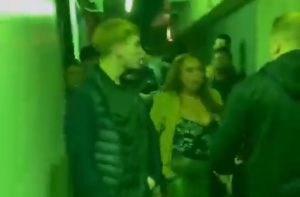 SKANDAL U ENGLESKOJ: Majka fudbalera Sitija branila sina, pa dobila udarac pesnicom u lice! (VIDEO)