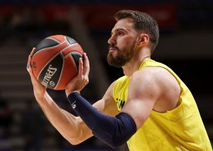 GUDURIĆA PONELE EMOCIJE, DELIJE ODUŠEVLJENE: Bek Fenerbahčea nije mogao da ostane hladnokrvan na pesmu navijača! (VIDEO)