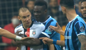 OVO SE RETKO VIĐA: Baloteli u drugoj ulozi, Italijan smiruje Domagoja Vidu! (VIDEO)