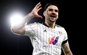 KAKVA LUDNICA U LONDONU: Mitar dva puta zatresao mrežu i stigao do 100. pogotka u Engleskoj!(FOTO)(VIDEO)