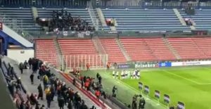 ‘IMA JEDAN TIM’: Pogledajte kako su fudbaleri Partizana sa navijačima proslavili ogromnu pobedu – u Pragu je grmela čuvena pesma! (VIDEO)