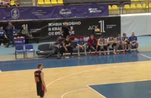 POMOĆNI TRENER NASRNUO PESNICOM NA GLAVNOG: Šokantan video stiže iz Rusije! (VIDEO)