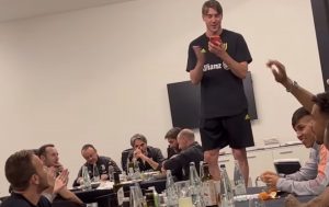 VLAHOVIĆA ODLIČNO PRIHVATILI U TORINU: Na večeri pevao lokalni hit, saigrači oduševljeni! (VIDEO)